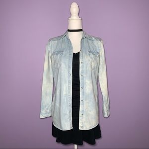 RED TULIPS Boutique Distressed Chambray Denim Long Sleeve Button Up Shirt Small